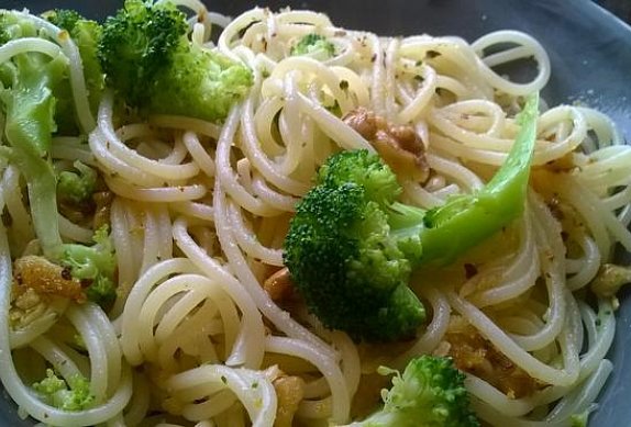 Brokolicové špagety s ořechy