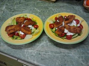 Zeleninový salát s miniřízečky a česnekovým dresinkem