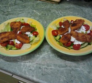 Zeleninový salát s miniřízečky a česnekovým dresinkem