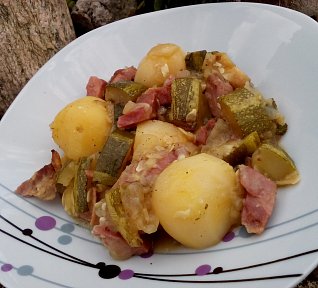 Dušená cuketa/patizon s uzeným masem a bramborem