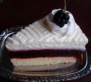 Ostružinový dort (řez) se smetanovým krémem