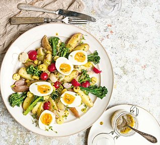 Jarní bramborový salát s vejcem