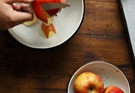 Jablkový koláč se švestkami a drobenkou