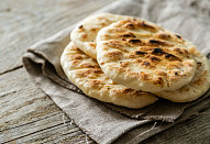 Zapečený flatbread s kuřetem a paprikami