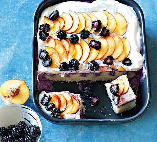 Ostružinový koláč s broskvemi