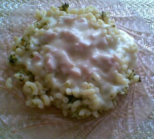 Brokolice s těstovinami a sýrovou omáčkou