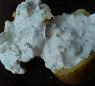 Pečené brambory se sýrovou náplní