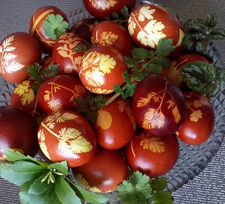 Barvená velikonoční vejce v cibulových slupkách