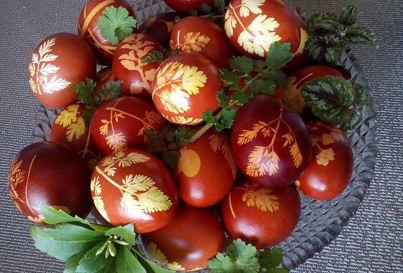 Barvená velikonoční vejce v cibulových slupkách photo-0