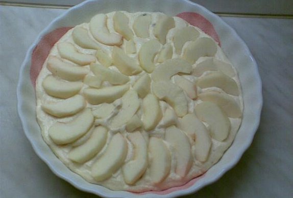Křehký jablkový koláč s meruňkovou polevou