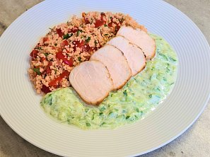 Salát a la Tabouleh s pečeným kuřecím prsem a tzatziki