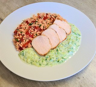 Salát a la Tabouleh s pečeným kuřecím prsem a tzatziki