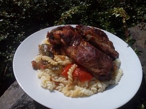 Vepřová žebírka s čubricou na zelenině