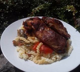 Vepřová žebírka s čubricou na zelenině