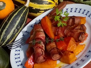 Vinná klobása ve slanině pečená na dýni