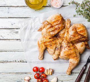 Kuře pečené naplacato v limetkovo-zázvorové marinádě