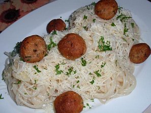 Parmezánové těstoviny s tuňákovými kuličkami