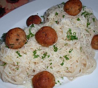 Parmezánové těstoviny s tuňákovými kuličkami