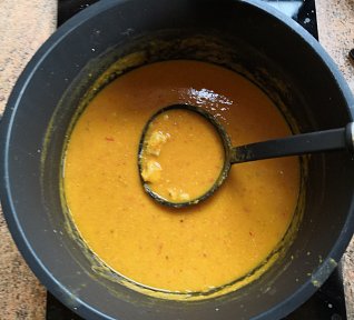 Dýňová indická polévka s kuřecím a červenou čočkou