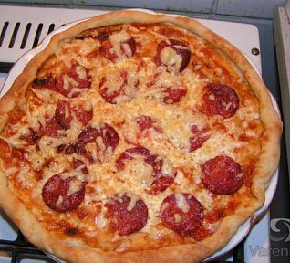 Salámová Pizza z listového těsta Salámová Pizza z listového těsta