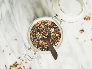 Domácí čokoládová granola Domácí čokoládová granola
