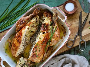 Pečené kuře s bylinkovou nádivkou