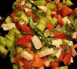 Salát s rukolou a mozzarellou