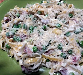 Tagliatelle se smetanovou omáčkou, hráškem a sušenou šunkou