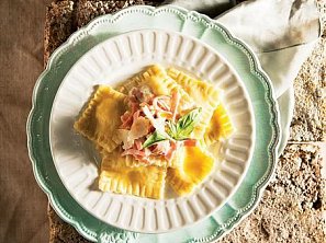 Sorrentinos, ravioly se sýrovou omáčkou Sorrentinos, ravioly se sýrovou omáčkou