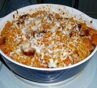 Zapečené těstoviny s rajčaty, klobáskou a balkánem