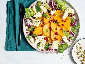 Letní salát s kaki a mozzarellou