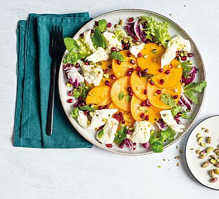 Letní salát s kaki a mozzarellou