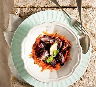 Salát z grilované cibule a mrkve