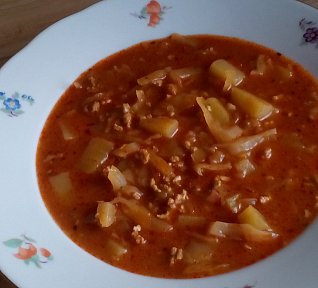 Gulášová polévka se zelím