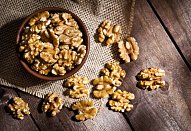 Kotlety s ořechy a smaženou cibulkou