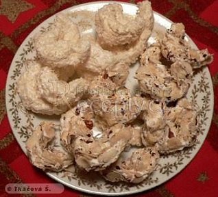 Pěnové rohlíčky oříškové nebo kokosové