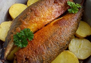 Makrela (ryba) pečená na bramborách