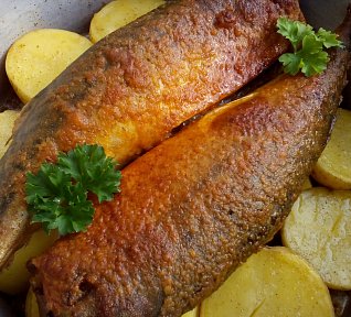 Makrela (ryba) pečená na bramborách