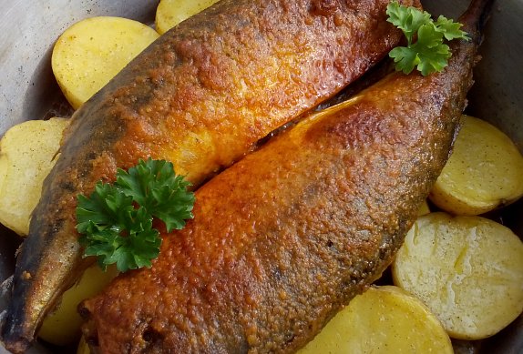 Makrela (ryba) pečená na bramborách