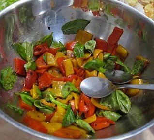 Salát z pečených paprik