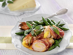 Telecí Saltimbocca s ovčím sýrem a chřestem