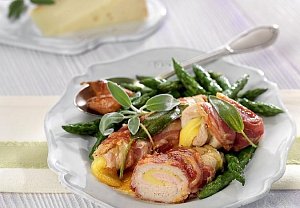 Telecí Saltimbocca s ovčím sýrem a chřestem