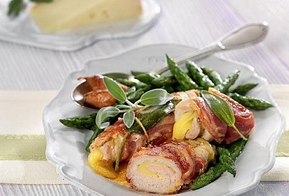 Telecí Saltimbocca s ovčím sýrem a chřestem