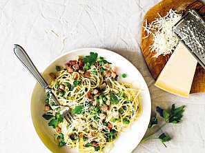 Těstoviny s pancettou a hráškem