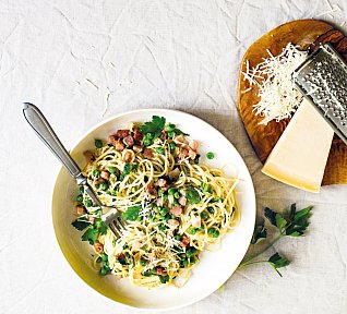 Těstoviny s pancettou a hráškem