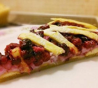 Svěží koláč s lesním ovocem