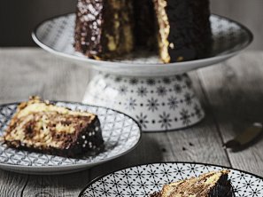 Vláčná mramorová bábovka s čokoládovou polevou