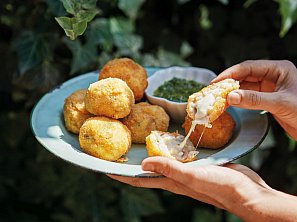 Arancini - risottové koule se salsou verde Arancini - risottové koule se salsou verde