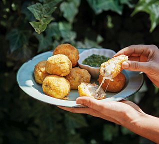 Arancini - risottové koule se salsou verde Arancini - risottové koule se salsou verde