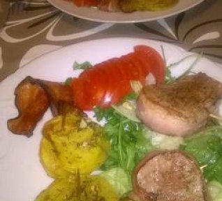 Pečená vepřová panenka ve slanině na zeleném polštáři